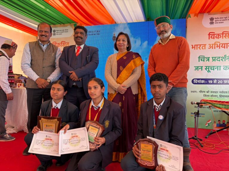 गुनगुन,प्रियल और आशुतोष सहित विद्यार्थियों ने कागज़ पर उकेरा अपने सपनों का विकसित भारत